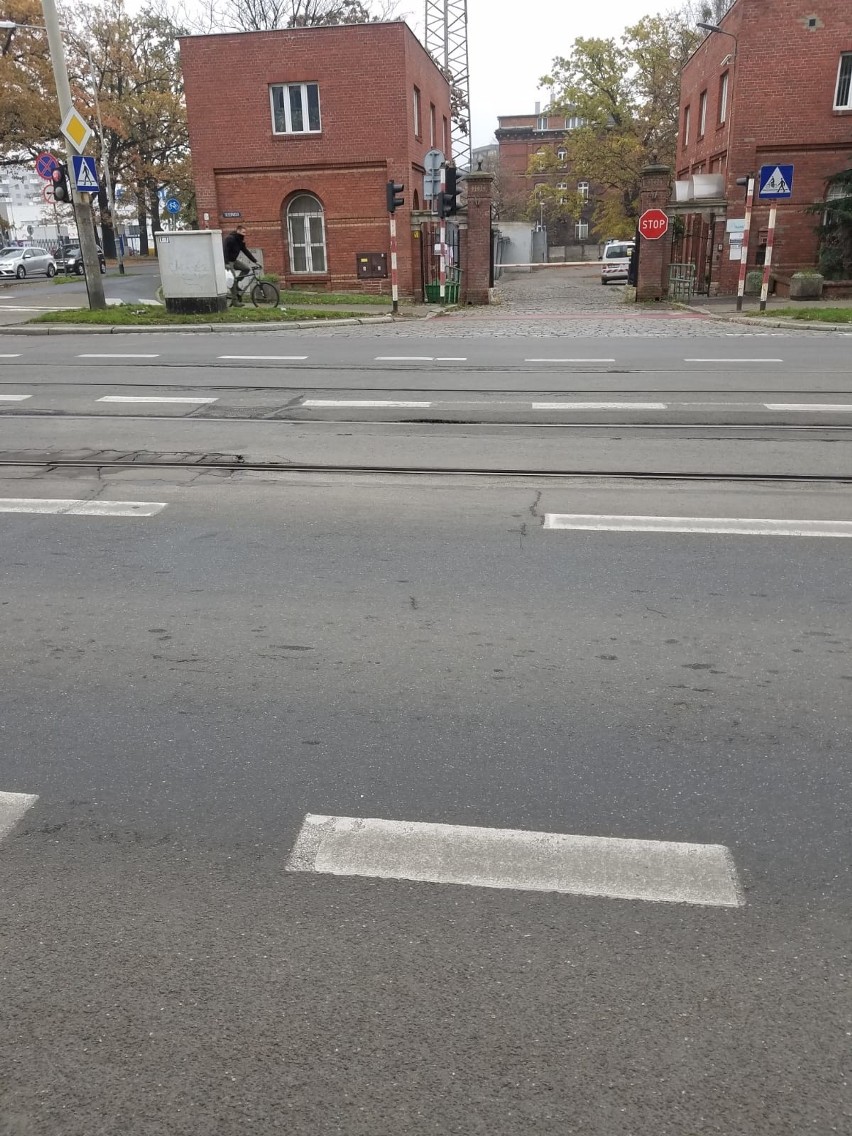 Uszkodzone torowisko tramwajowe na ulicy Trzebnickiej we...