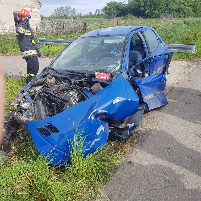 Groźny wypadek w Gorzycach. Kierująca osobowym peugeotem uderzyła w przepust drogowy. Ranna kobieta trafiła do szpitala [ZDJĘCIA]