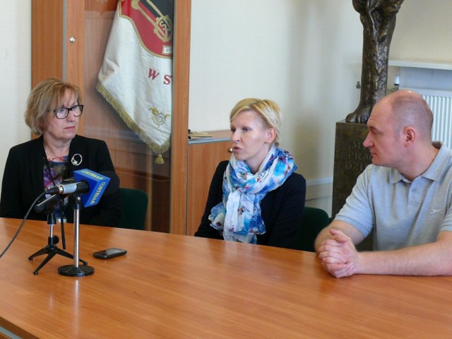 Dorota, żona Mariusza (w środku), prosi o pomoc dla męża na konferencji prasowej.