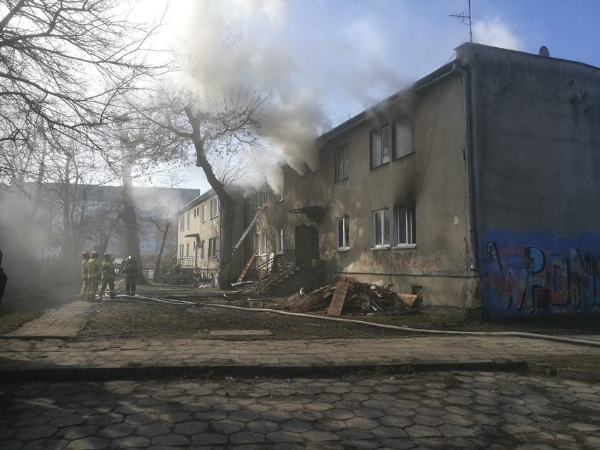 Pali się komunalny blok przy Wrońskiej w Lublinie. Wśród poszkodowanych jest dziecko. Zobacz