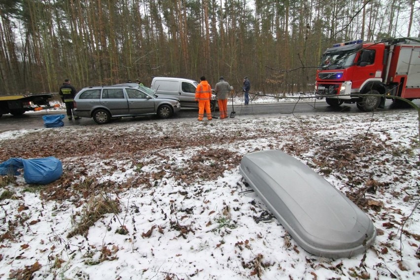 Wypadek na drodze Łozina - Bąków. Nie żyje młoda kobieta, ranne 3 osoby, wśród nich roczne dziecko