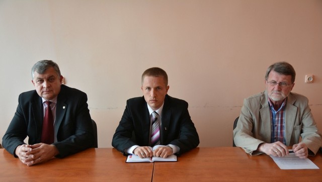 Od lewej: Jan Siek, Tomasz Mirka i Zbigniew Dziubasik podczas czwartkowej konferencji prasowej wypowiedzieli słowa zdecydowanej krytyki wobec władz powiatu radomskiego.