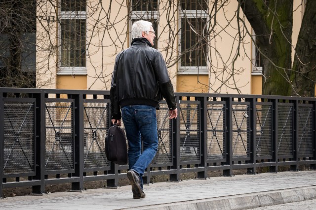 Obecnie, aby przejść na emeryturę trzeba osiągnąć wymagany wiek emerytalny: 65 lat dla mężczyzn i 60 lat dla kobiet. Już wkrótce może się to jednak zmienić.