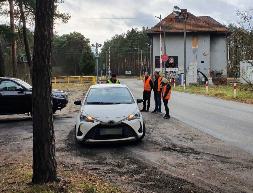 Uwaga, kierowcy z Bydgoszczy i okolic! Policjanci kontrolują przejazdy kolejowe [zdjęcia]