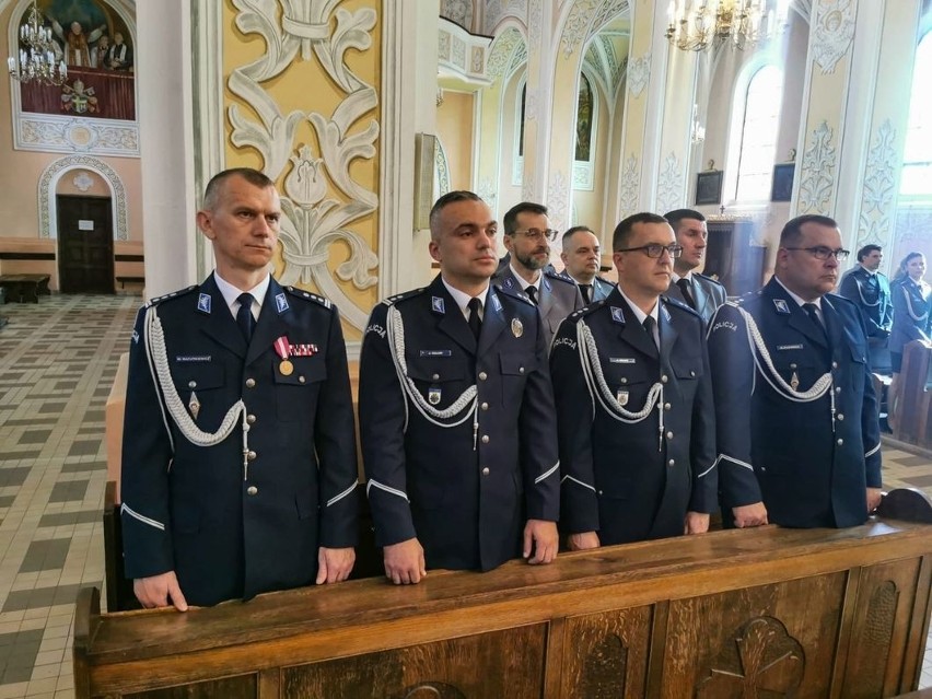 Bielsk Podlaski. 35 policjantów bielskiej komendy odebrało awanse na wyższe stopnie służbowe. Wręczono też odznaki [ZDJĘCIA]
