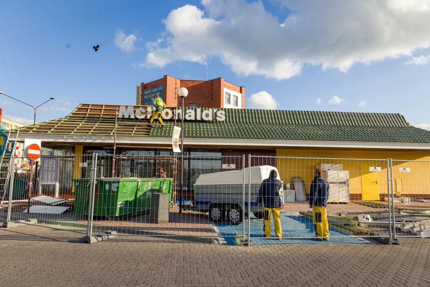 Właśnie z budynku McDonalds został zdjęty dach