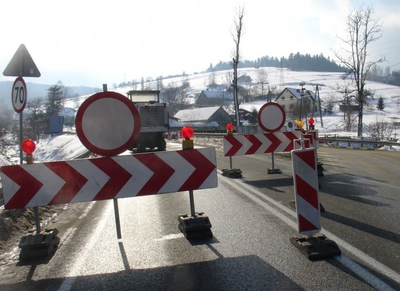 Nowa Wieś. Rozpoczyna się rozbiórka starego mostu na trasie do Krynicy-Zdroju [ZDJĘCIA]