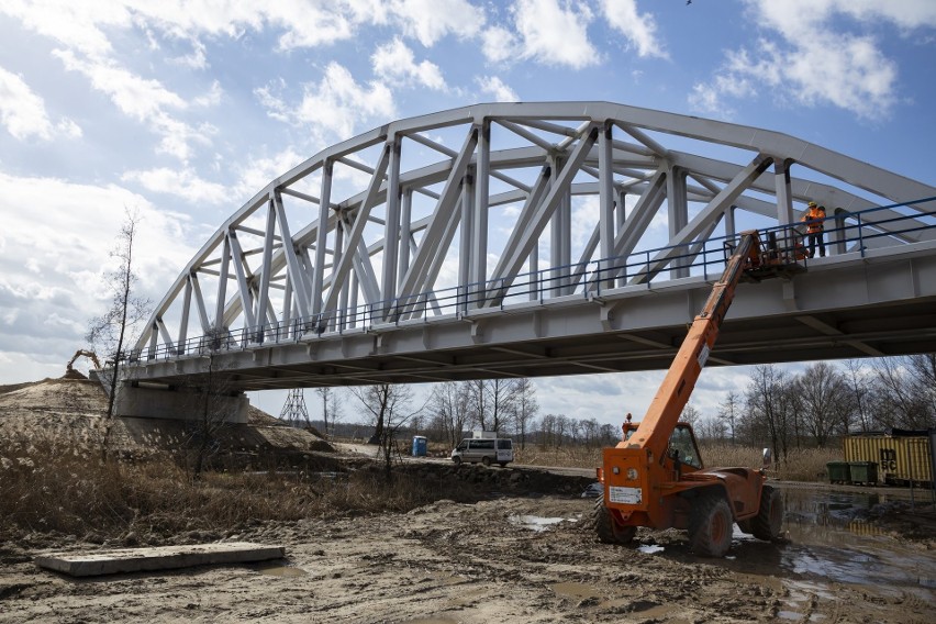 W Warce wybudowany został nowy most kolejowy nad Pilicą.