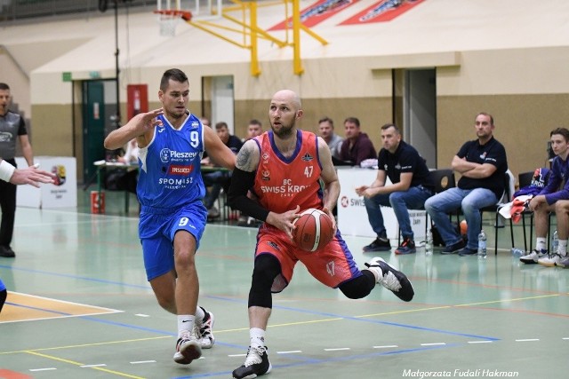 Koszykarze drugoligowej drużyny BC Swiss Krono bez problemu pokonali Kosz Pleszew 97:67.Punkty dla żaran zdobywali: Małachowski (19), Busz (16 ), Kukiełka (15), Dymiński (11), Der (11), Sirijatowicz (11) Olejnik 4,  Reczyński 3, Mikołaj Simiński 2, Michał Simiński 2, Forysiuk 2,Kalinowski 1.Polecamy wideo: Marcin Gortat o życiu na emeryturze: Cieszy mnie to, że mogę wstawać bez budzika rano. Teraz chciałbym wyprodukować film