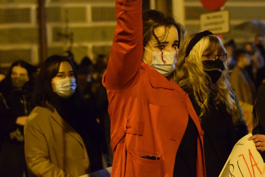 Strajk Kobiet w Jarosławiu. Manifestacja przeszła pod starostwo powiatowe [ZDJĘCIA]