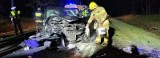 Koszmarny wypadek na drodze krajowej nr 22 w miejscowości Wołogoszcz. Zderzyły się dwa samochody osobowe