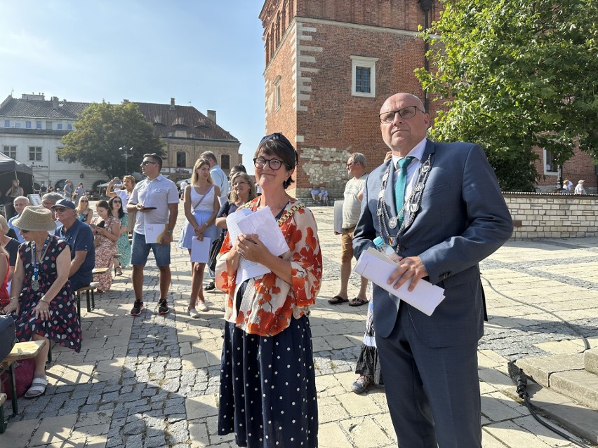 Uroczyste obchody odnowienia partnerstwa miast na Rynku w Sandomierzu. Podpisano nowe akty. Zobacz zdjęcia  