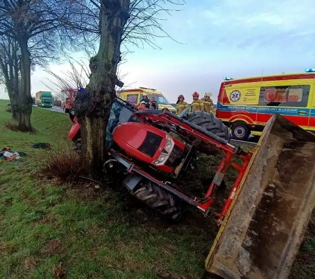 Kierowca prowadzący traktor-spychacz w pewnym momencie zjechał z drogi na pobocze i uderzył w drzewo
