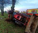 Wypadek z udziałem traktora na trasie Osieczna-Wojnowice. Traktorzysta wjechał w drzewo. Jest ranny