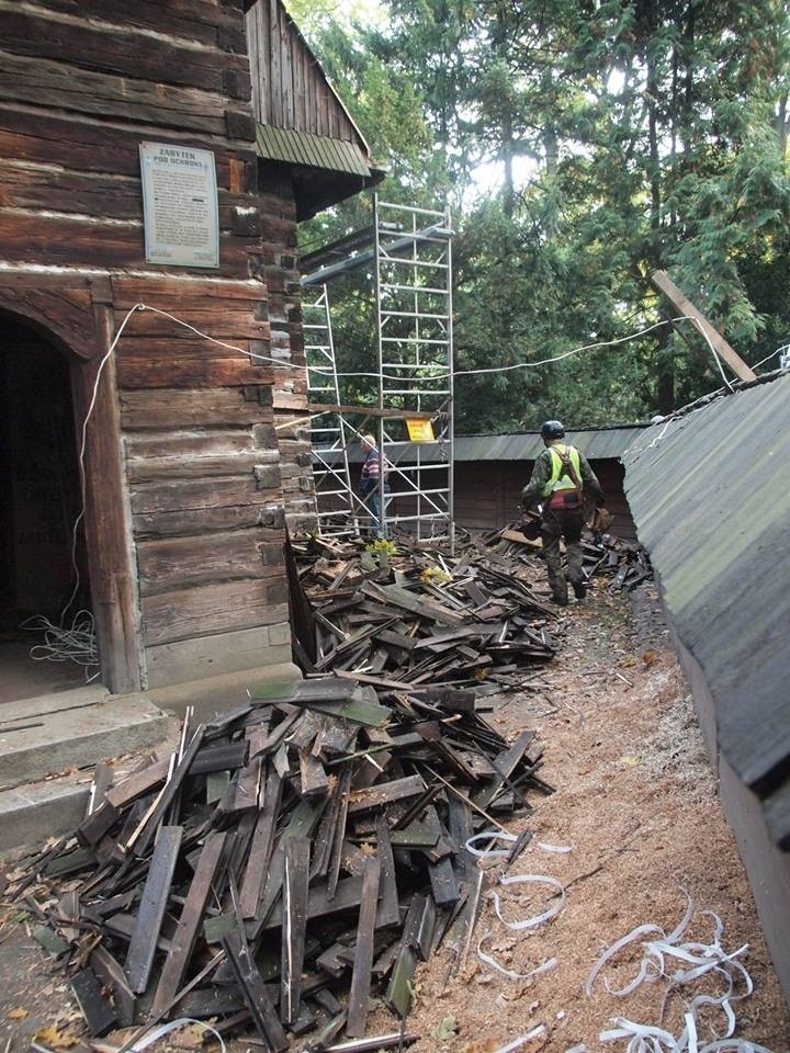 Remont dachu kościółka w parku Szczytnickim