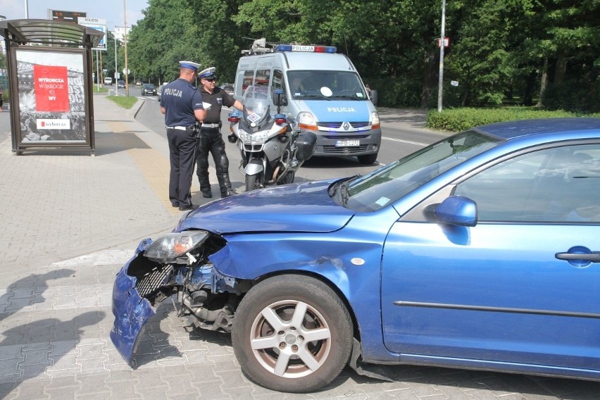 Policjant na motocyklu miał wypadek na Kozanowie