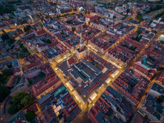 Wszyscy wiemy, jak prezentuje się Stary Rynek po zachodzie słońca, ale tylko nieliczni mieli okazję zobaczyć jego panoramę z lotu ptaka, a właściwie drona. Zobaczcie niezwykłe zdjęcia zrobione niedawno przez ekipę "Poznań z lotu ptaka" ---->