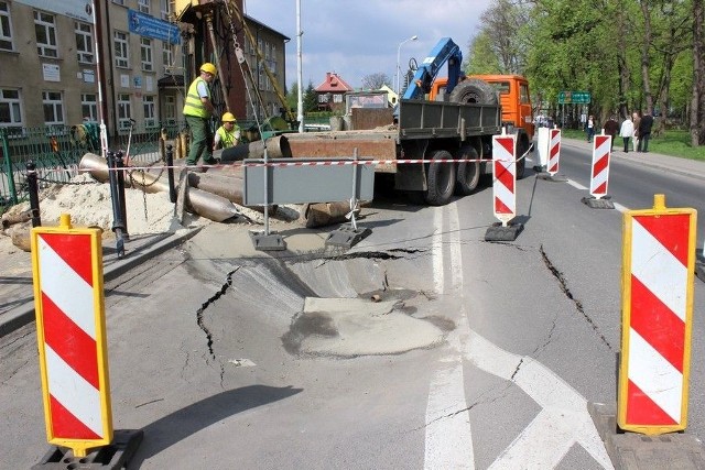 Zapadlisko w centrum Niska na ulicy Sandomierskiej jest duże i trudne do usunięcia