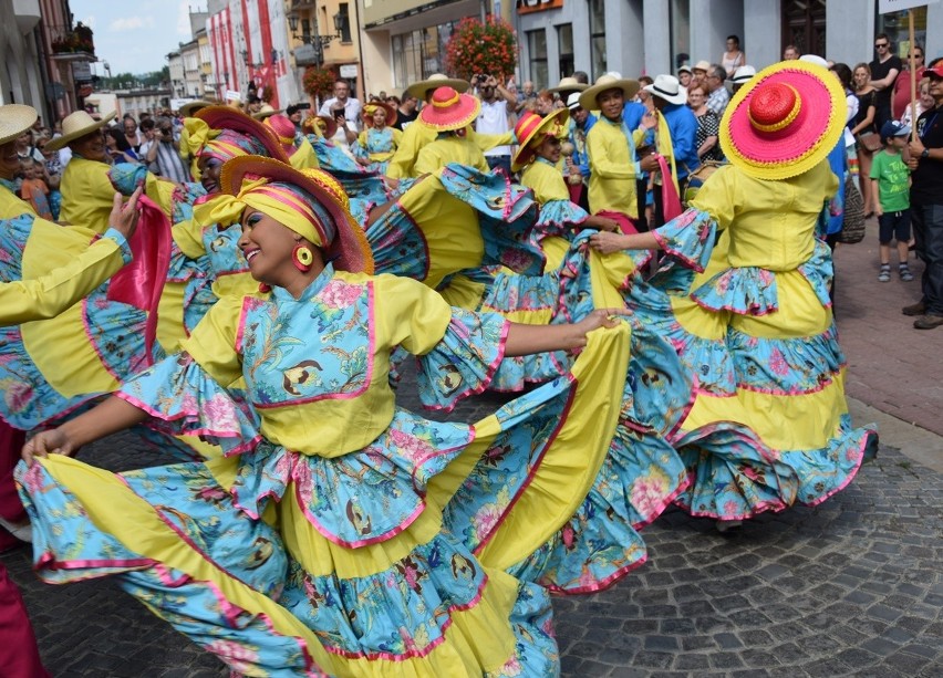 Gorlice. Festiwal Świat pod Kyczerą. Przez miejski deptak przeszedł barwny korowód artystów z różnych stron świata