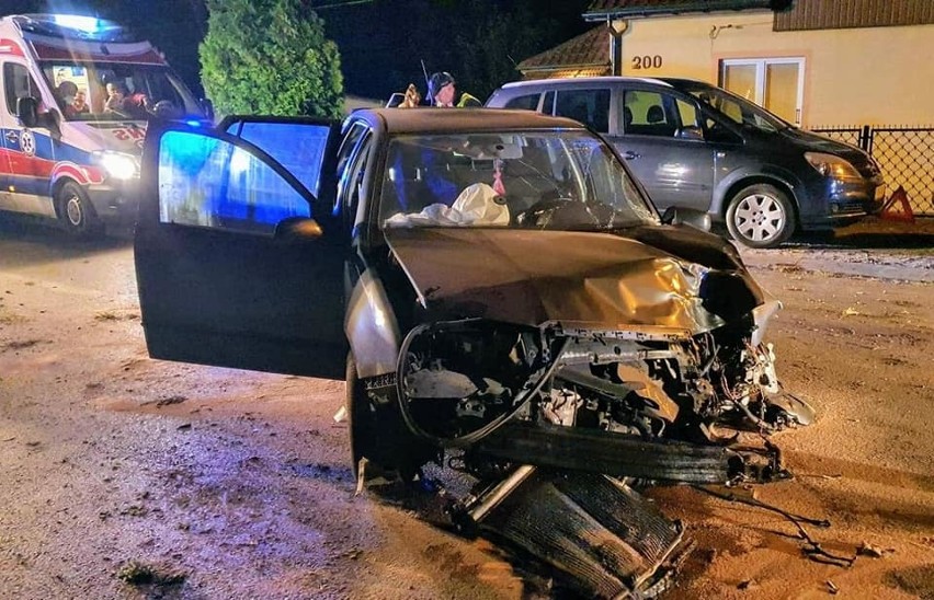 Wypadek w Nietulisku, w gminie Kunów. Samochód na drzewie, nastolatek w szpitalu [ZDJĘCIA]