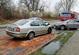 Wrocław: Czołowe zderzenie na Strachocińskiej. Jedna osoba ranna (ZDJĘCIA)