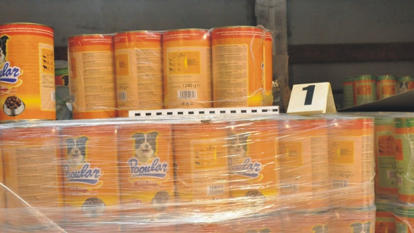 W karmie dla psów ujawniono przemyt ponad 9 ton melasy...