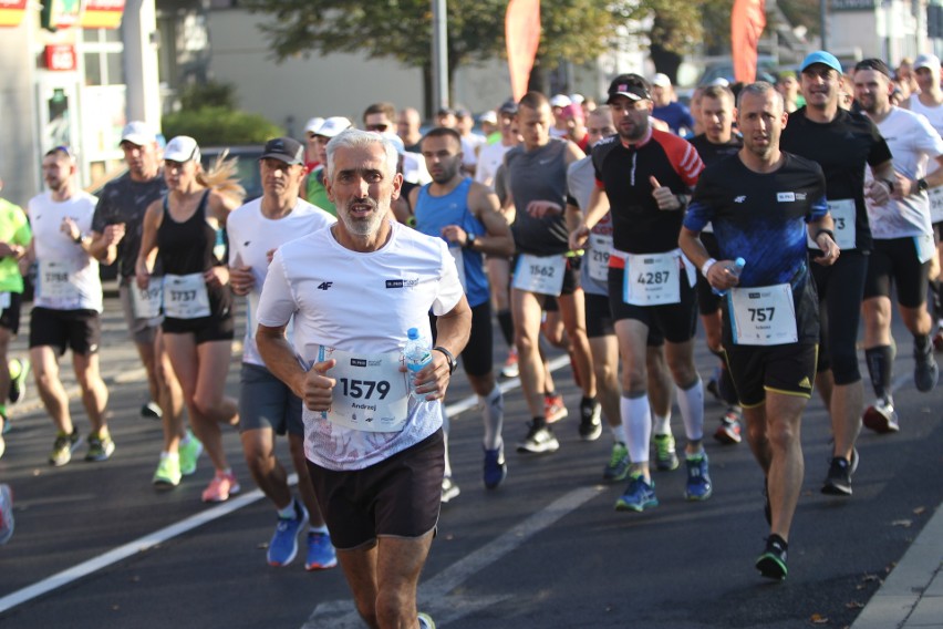 Zdjęcia z maratonu w Poznaniu 2018 - biegacze na pierwszym...