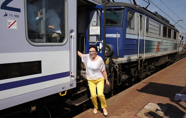 Od kilku tygodni premier Ewa Kopacz przemierza Polskę wzdłuż i wszerz pociągami, realizując hasło  "Kolej na Ewę". Ktoś dowcipny wymyślił jej przydomek: "Ewa peron", nawiązujący do słynnej Evity Peron