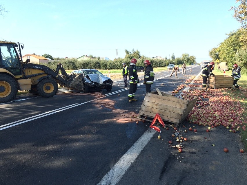 Komorna. Wypadek samochodu z traktorem na krajowej 77. Setki jabłek na drodze  