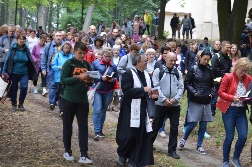 Pątnicy szli dróżkami Matki Bożej na mszę św. w Porębie. O...