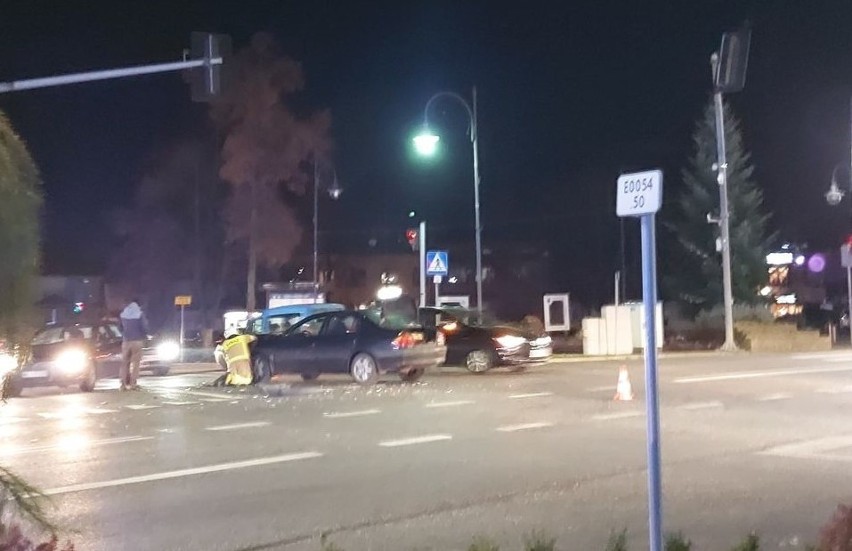 Wypadek w Skaryszewie. Zderzyły się trzy samochody, w tym karetka "covidowa"