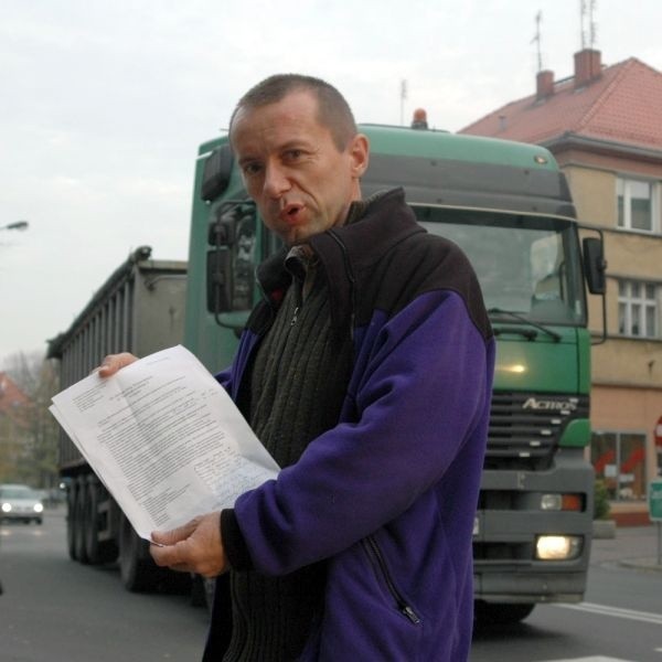 - Naszą petycję podpisali niemal wszyscy właściciele mieszkań i domów z Małego Przedmieścia - mówi - mówi Mirosław Dedyk.