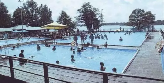 "Słoneczny Wrotków&#8221; to kompleks basenów nad Zalewem Zemborzyckim. Co roku kąpie się tu tysiące Polaków.