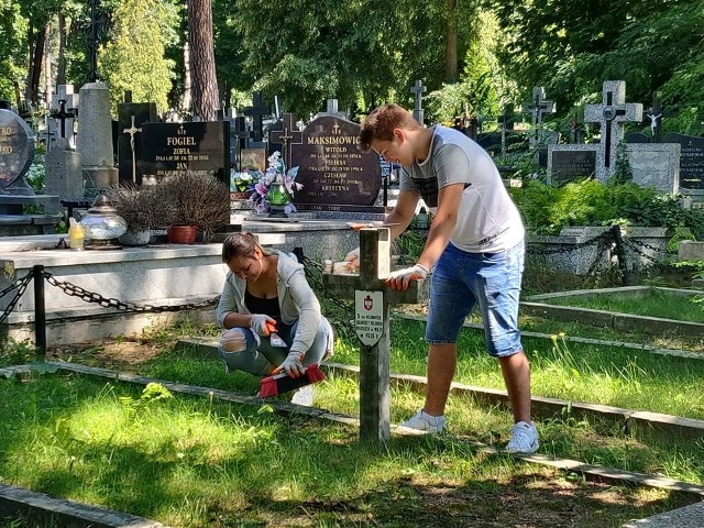 We wtorek (11 sierpnia) od godziny 12 Grupa Wschód, młodzież i kadra OHP w Podlaskiem oraz białostoccy harcerze wzięli do rąk szpachelki i szczotki i wyczyścili około 70 mogił żołnierzy pochowanych na Cmentarzu Farnym