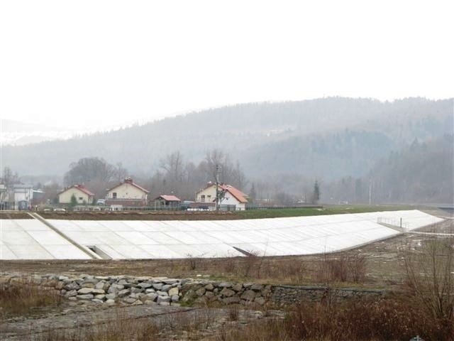 Nowy fragment wału przeciwpowodziowego w Zembrzycach