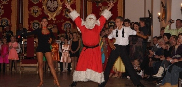 Joanna Cieśla i Grzegorz Kucharski zatańczyli nawet ze św. Mikołajem.