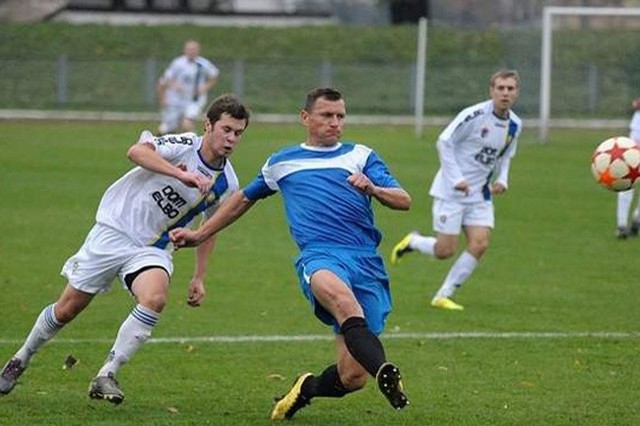 Polonia Przemyśl (niebieskie stroje) wygrała w Skołoszowie 2-0, ale dopiero po dogrywce.