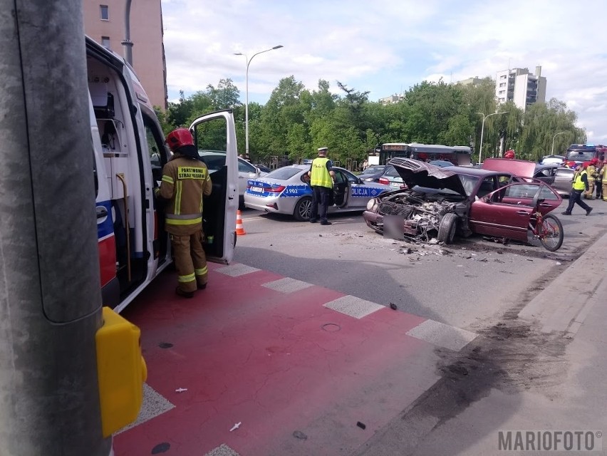 Wypadek w Opolu na Niemodlińskiej. Kierowca był pijany, w rozbitych samochodach były dzieci