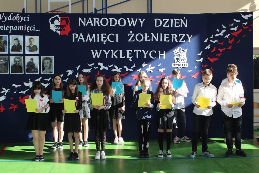 Narodowy Dzień Pamięci „Żołnierzy Wyklętych” w szkole w Miedzierzy. Akademia z ukraińskim akcentem pełna wzruszeń i zadumy [ZDJĘCIA]