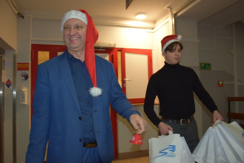 Mikołaj odwiedził małych pacjentów szpitala w Sandomierzu. Ogromne zaskoczenie u dzieciaków. Zobacz zdjęcia