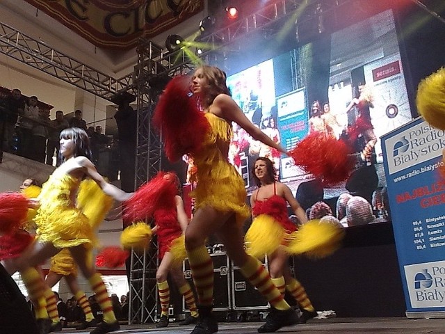 Kibice nie mogli oczu oderwać od występu grupy cheerleaders "Jagusie", oczywiście w żółto-czerwonych barwach.
