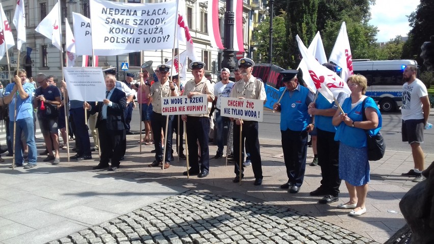 Kraków. Protest pracowników Wód Polskich. Domagają się obiecanych przez rząd podwyżek