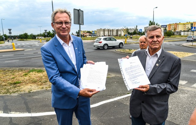 Poseł Tomasz Latos i radny Andrzej Młyński pokazują petycję do prezydenta w sprawie przebudowy skrzyżowania