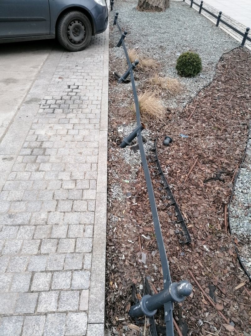 Zniszczone barierki na ulicy Traugutta w Łodzi. To kierowcy tak parkują.