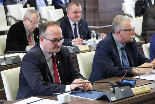 Sesja Rady Miejskiej, na której przyjęto kontrowersyjne zmiany w planie przestrzennym Tczewa. Pierwszy z lewej  Zbigniew Urban