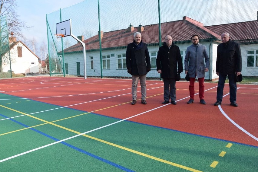 Gmina Krasocin zakończyła budowę nowoczesnych boisk przy szkołach. W zeszłym tygodniu odebrała aż trzy inwestycje
