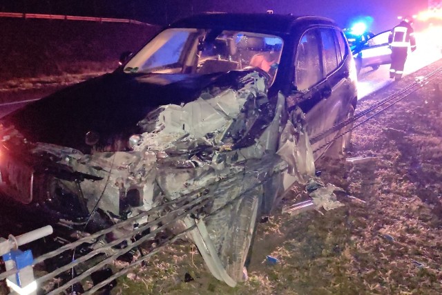 Na autostradzie w Nowych Marzach BMW uderzyło w barierki, a odłamki rozbitego auta uszkodziły następnie trzy inne pojazdy.