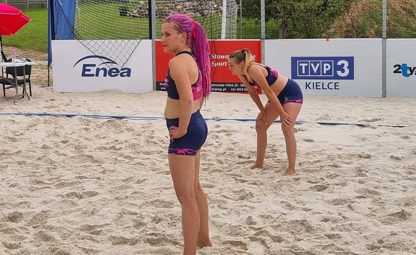 Stowarzyszenie Sport CK zwyciężyło w leśnym turnieju plażowej siatkówki kobiet. Rywalizowało 16 drużyn. Zobacz zdjęcia