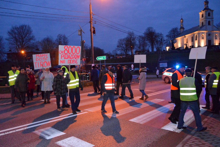 Wojna o drogę 763 Morawica - Chęciny. Mieszkańcy Brzezin rozpoczynają protest! Żądają obwodnicy, mają dość obietnic bez pokrycia (WIDEO)