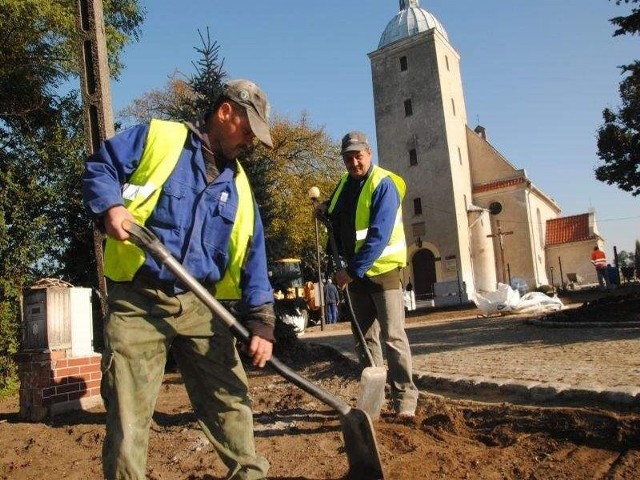 Kostki kładą m.in. Jakub Miąsko i Jacek Tafliński z Prasbetu